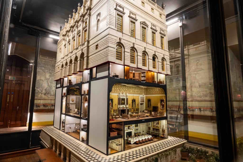 image of the miniature library of Queen Mary's Dolls' House